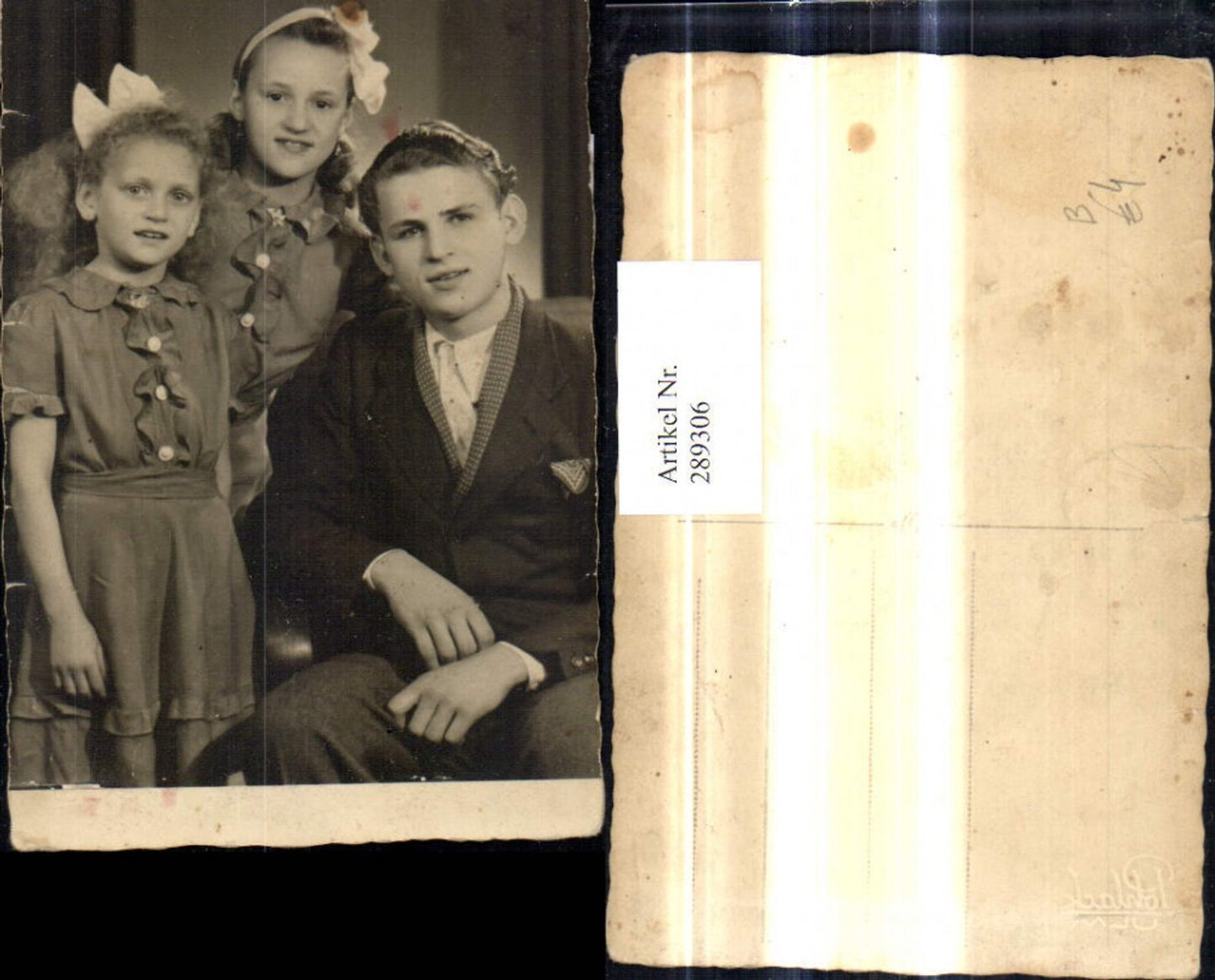 289306,Foto Ak Kinder Mädchen m. Haarbänder Kleider Junger Mann Anzug Gruppenblild