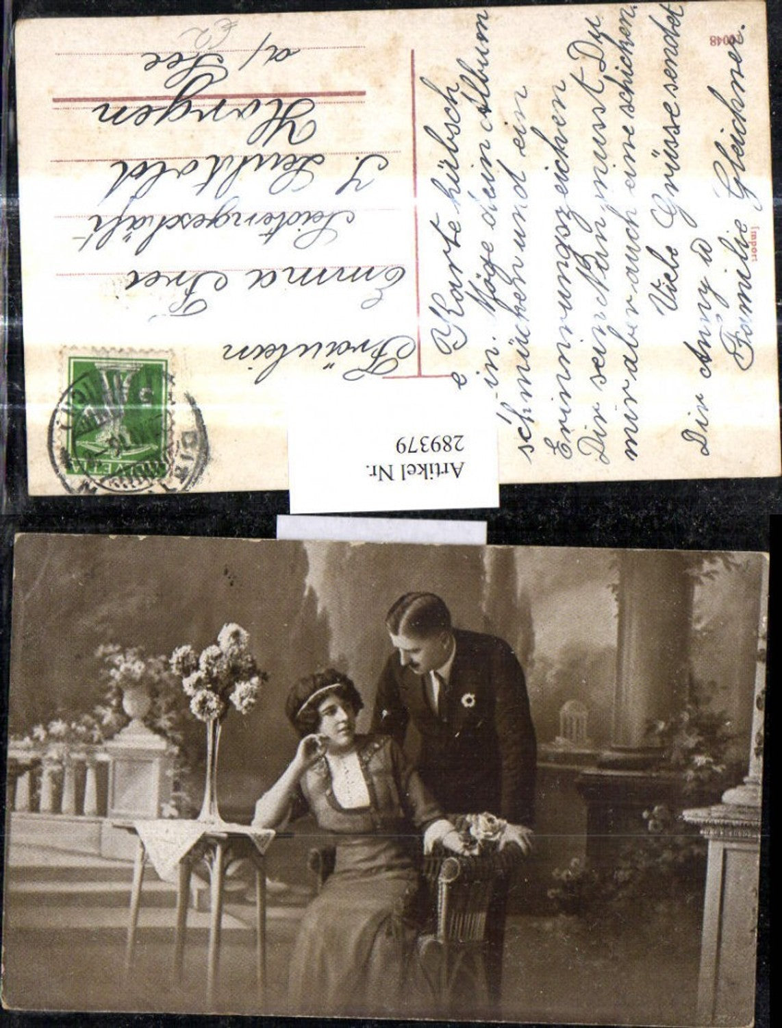 289379,Liebe Paar Blumen i. Vase Frau a. Stuhl Blick z. Mann