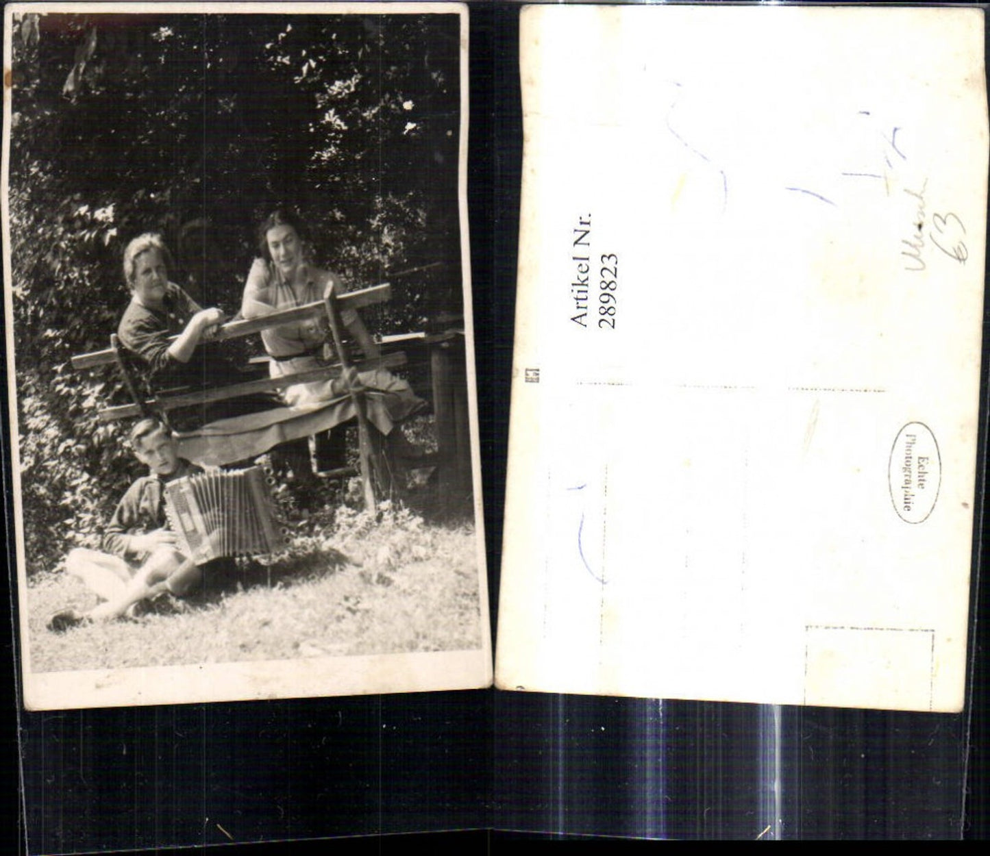289823,Foto Ak Frauen m. Bub Junge Ziehharmonika Musik