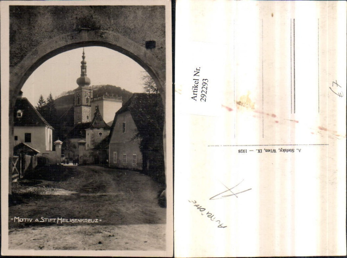 292293,Motiv aus Stift Heiligenkreuz Tor Kirche Straßenansicht