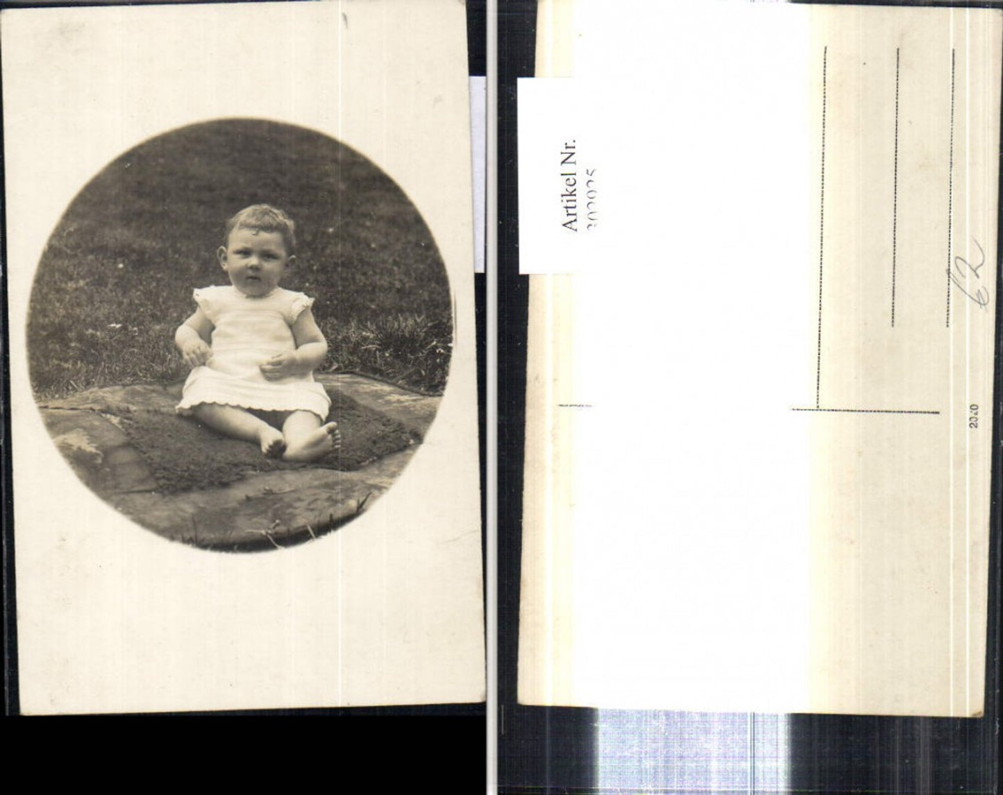 302925,Foto Ak Kind Mädchen i. Kleid a. Decke Rasen Passepartout