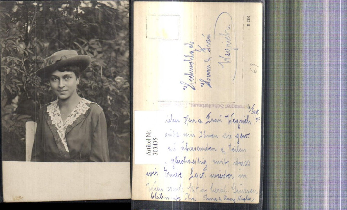303435,Foto Ak Frau m. Hut v. Strauch Pflanze