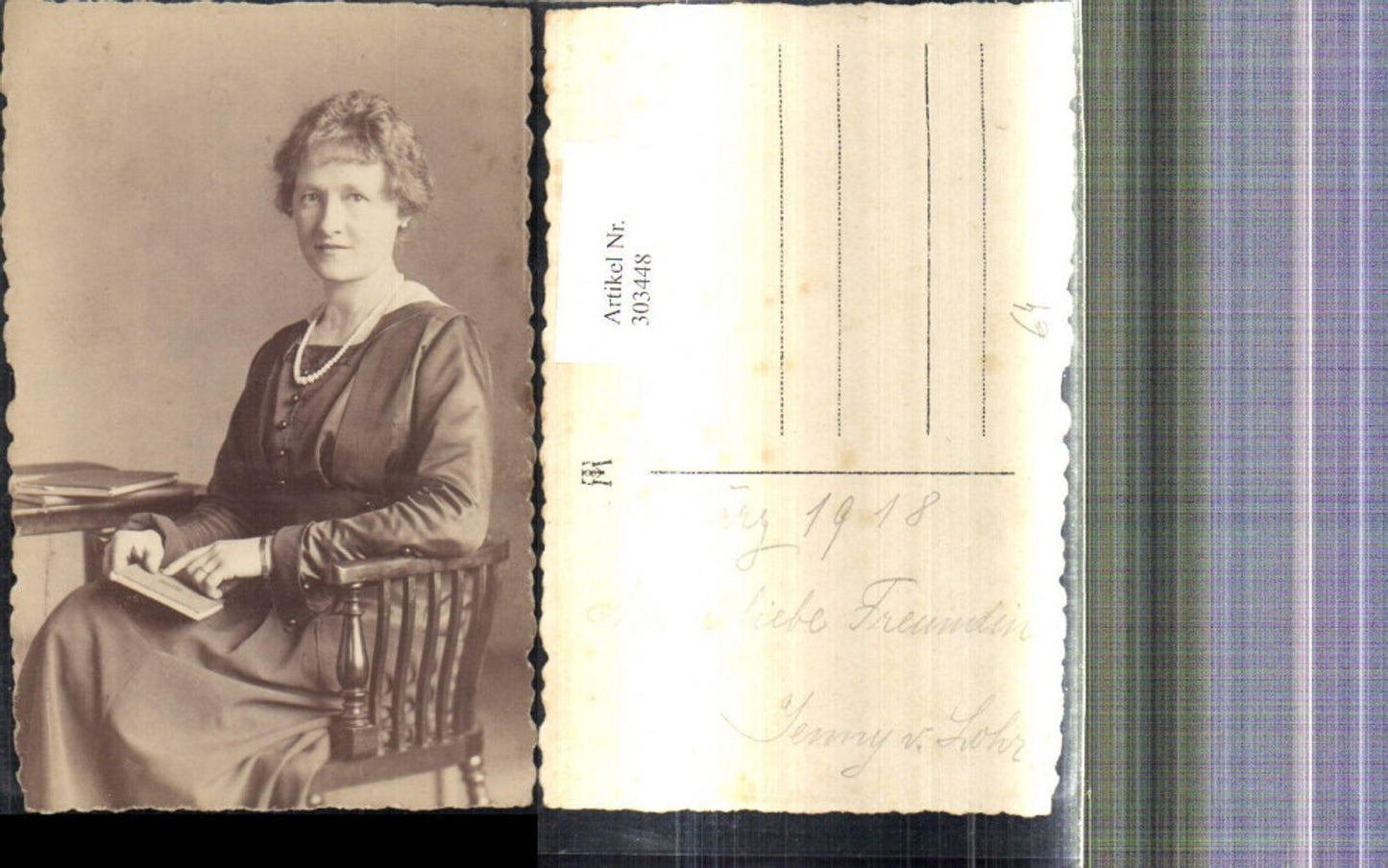 303448,Foto Ak Frau Portrait sitzend m. Buch Lesen
