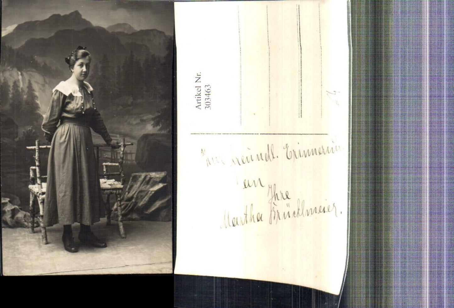 303463,Foto Ak Frau Portrait stehend v. Leinwand Berglandschaft Bank a. Birkenholz