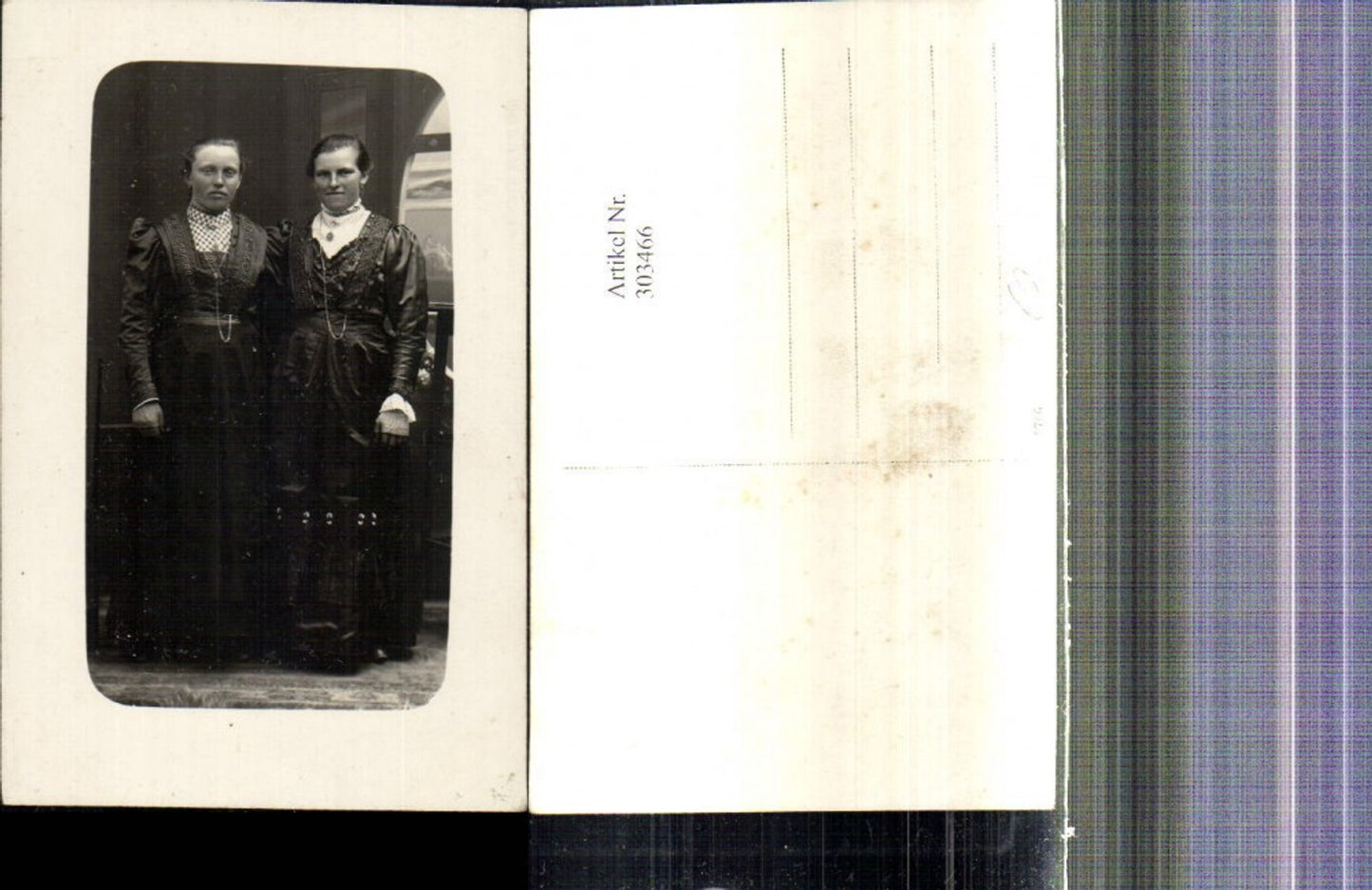 303466,Foto Ak Frauen Portrait stehend Halskette Handschuhe