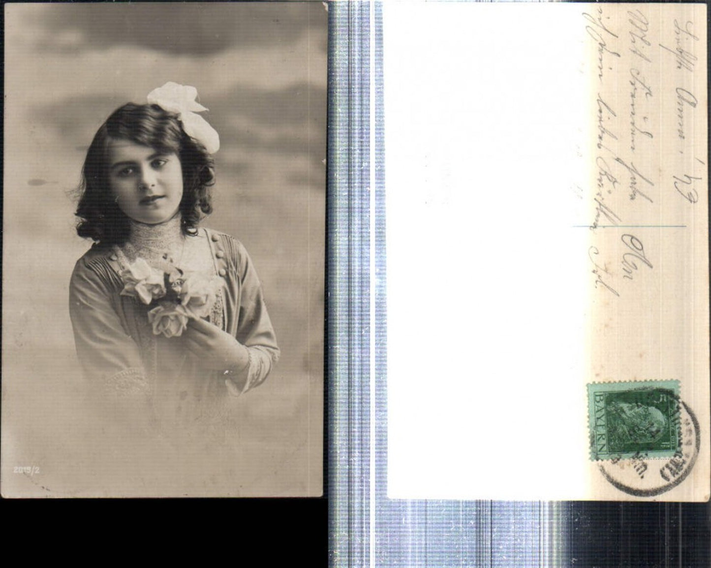 309204,Foto AK Frau Mädchen m. Haarschleife Blumen Rosen Portrait