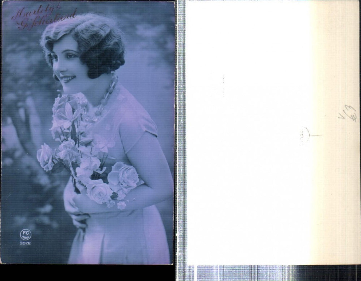 309206,Frau m. Kleid Kette Rosenstrauß Rosen Portrait pub P.C. Paris 3572