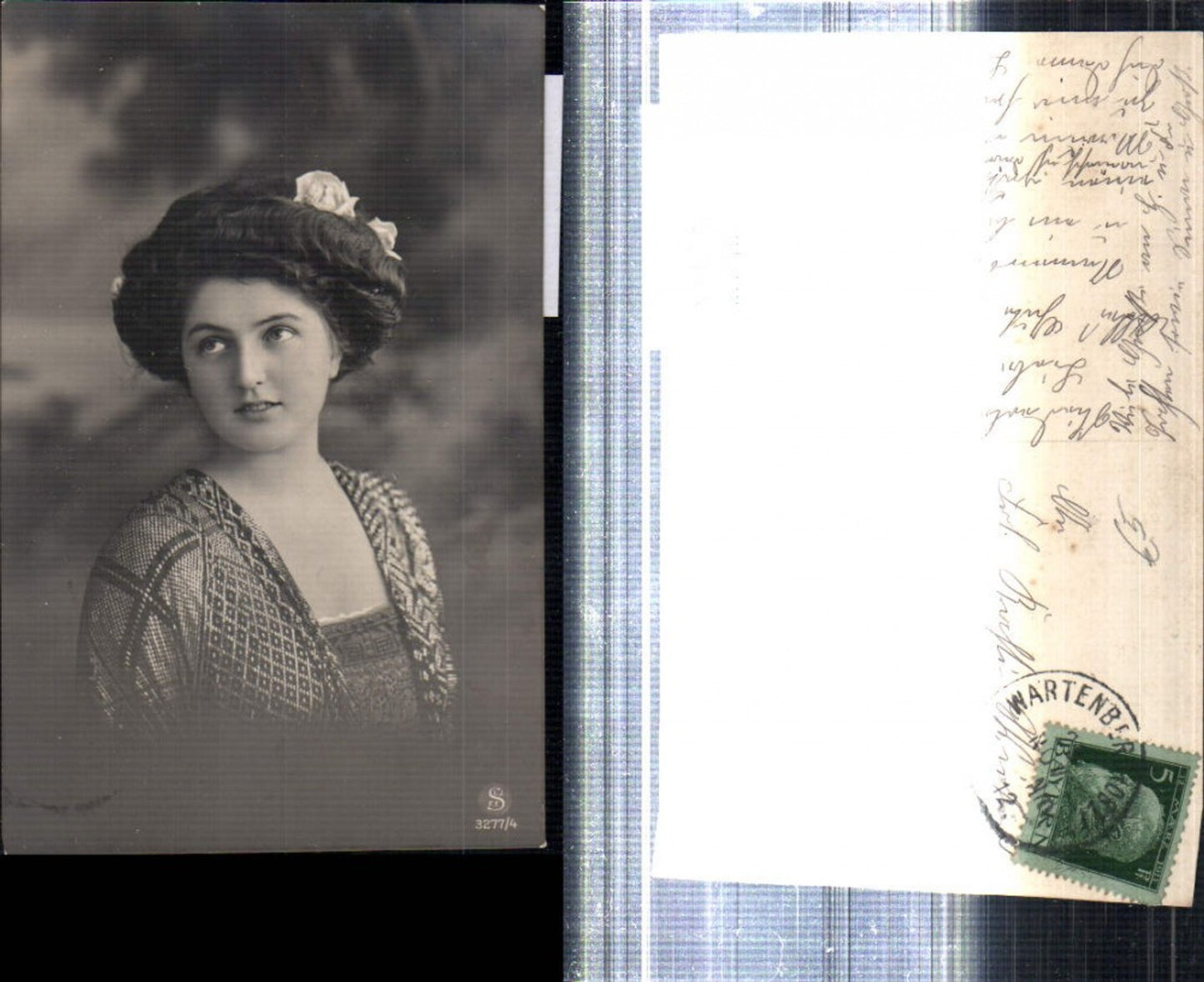 309210,Foto AK Frau m. Rosen in den Haaren Portrait