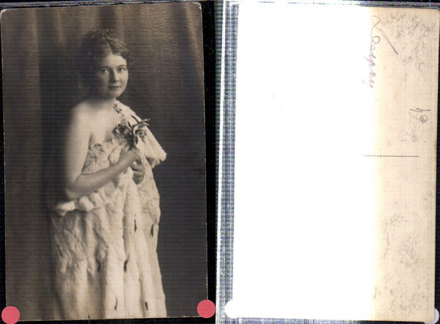 309230,Foto AK Frau m. Pelzdecke Blumen Portrait