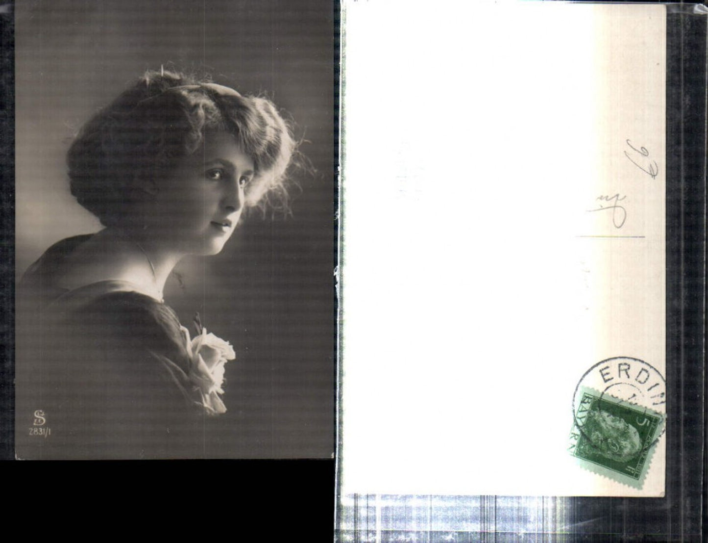 309242,Foto AK Frau Mädchen m. Kette Seitenportrait Portrait Rose