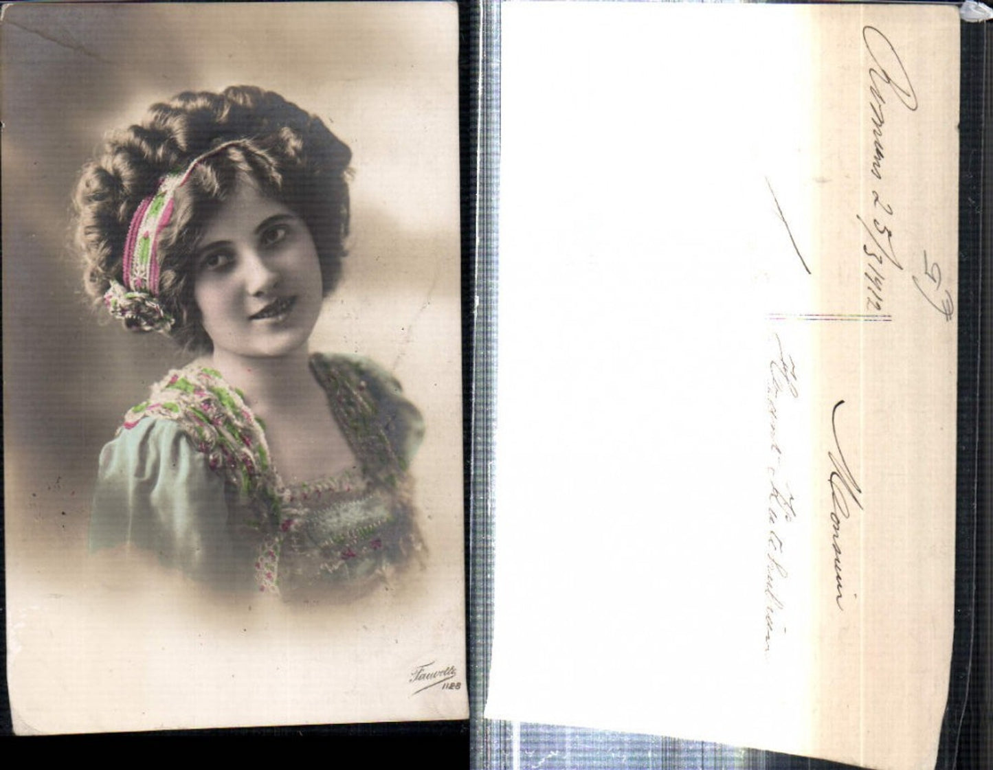 309311,Frau m. Haarband Haarschmuck Portrait