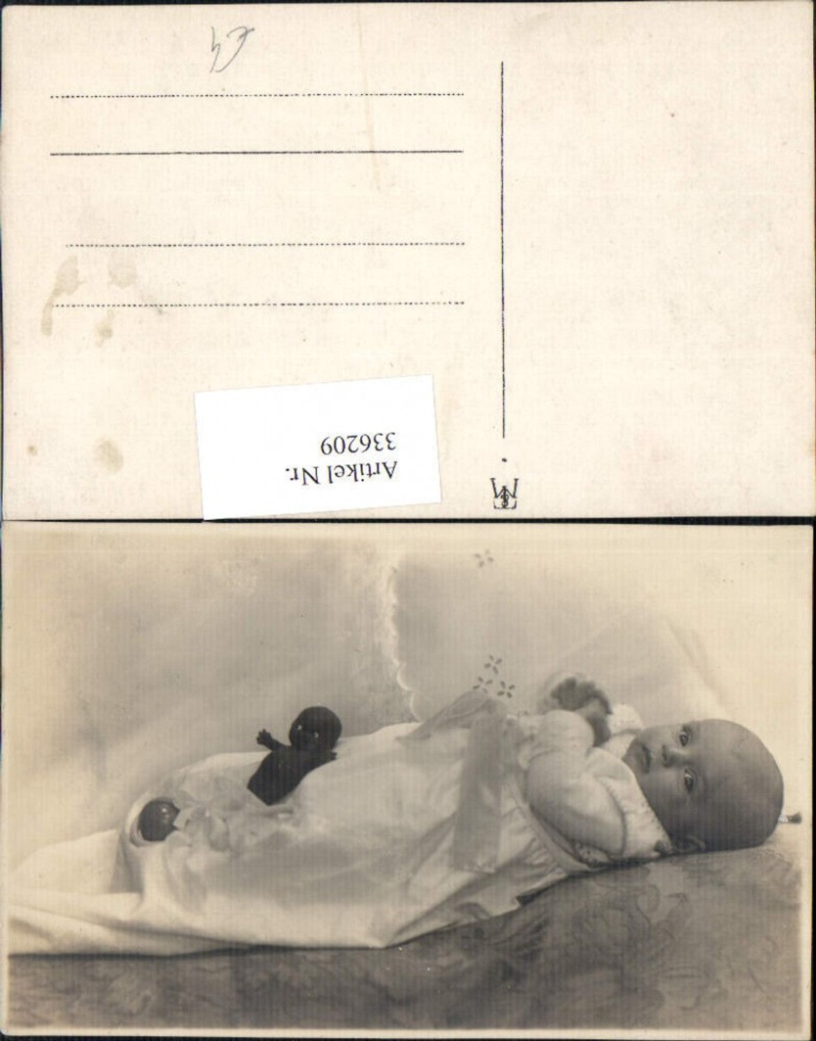 336209,Foto Ak Kind Kleinkind Baby m. Puppe Rassel Spielzeug