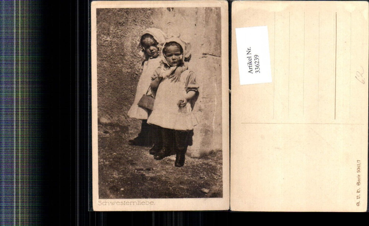 336239,Kind Kinder Schwesternliebe Mädchen i. Kleider Spitzenhaube b. Mauer stehend