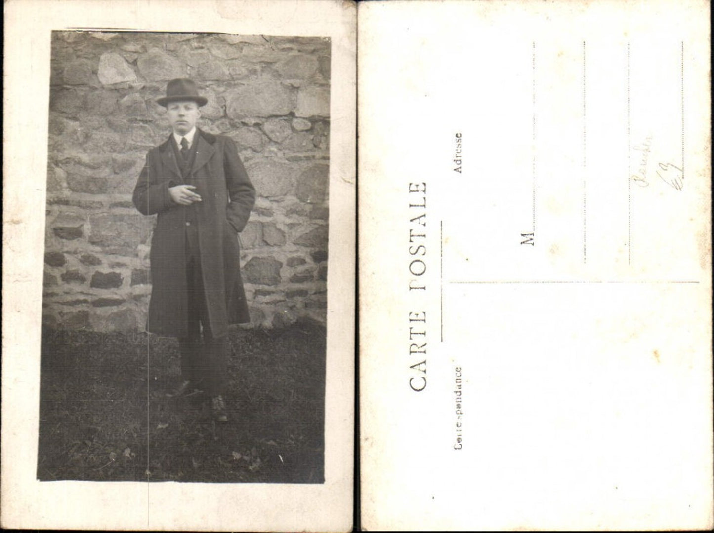 336321,Foto Ak Mann Anzug Hut v. Mauer stehend Rauchen Zigarette