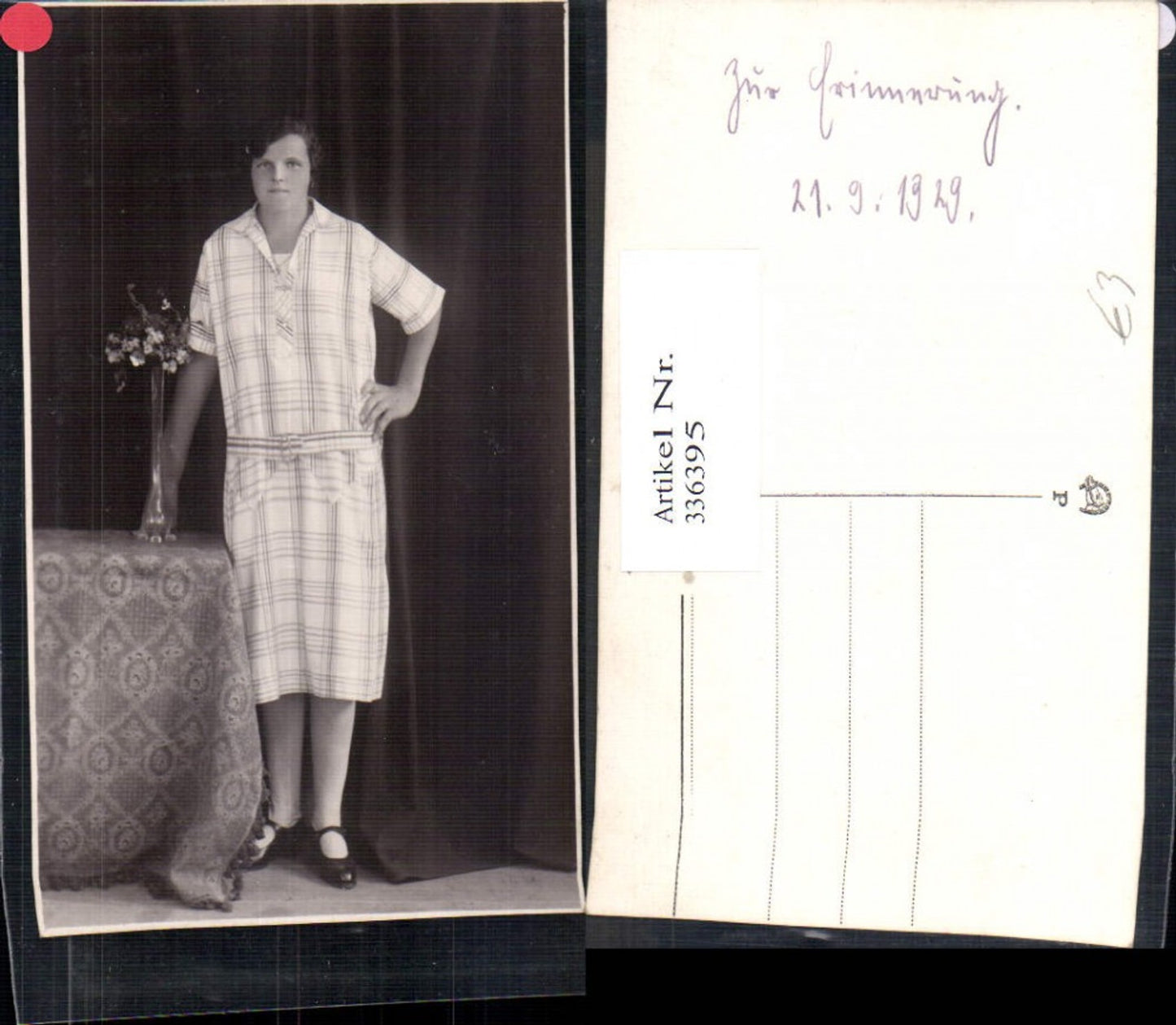 336395,Foto Ak Frau Kleid Tisch Blumenvase 1929