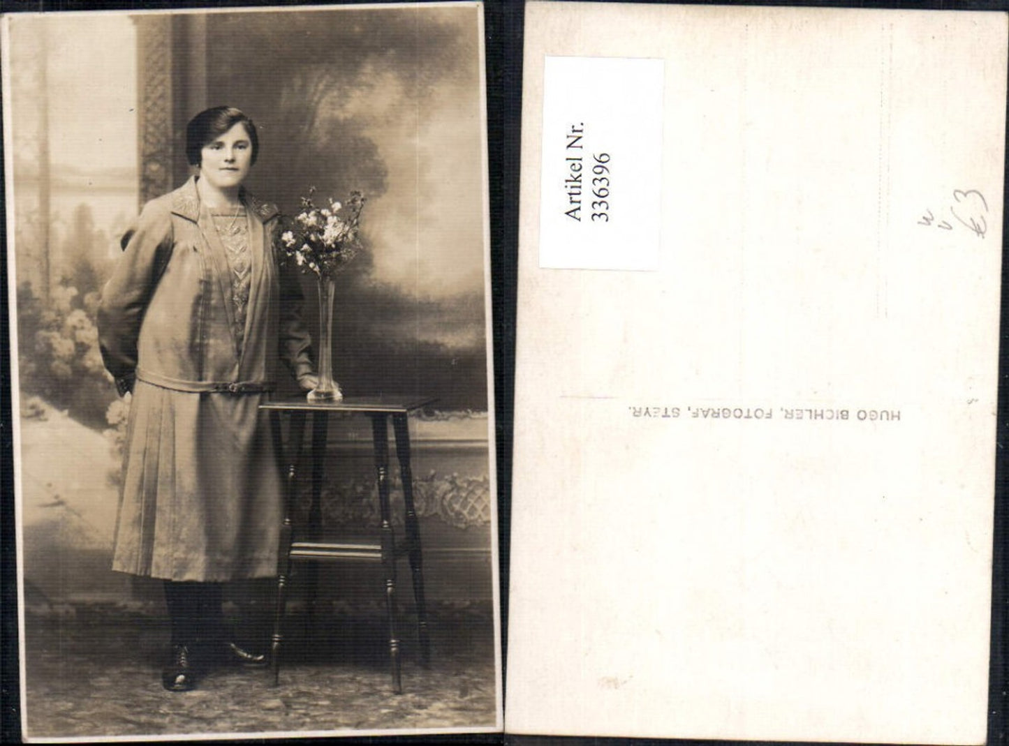336396,Foto Ak Frau Kleid Tisch Blumenvase pub Hugo Bichler Steyr