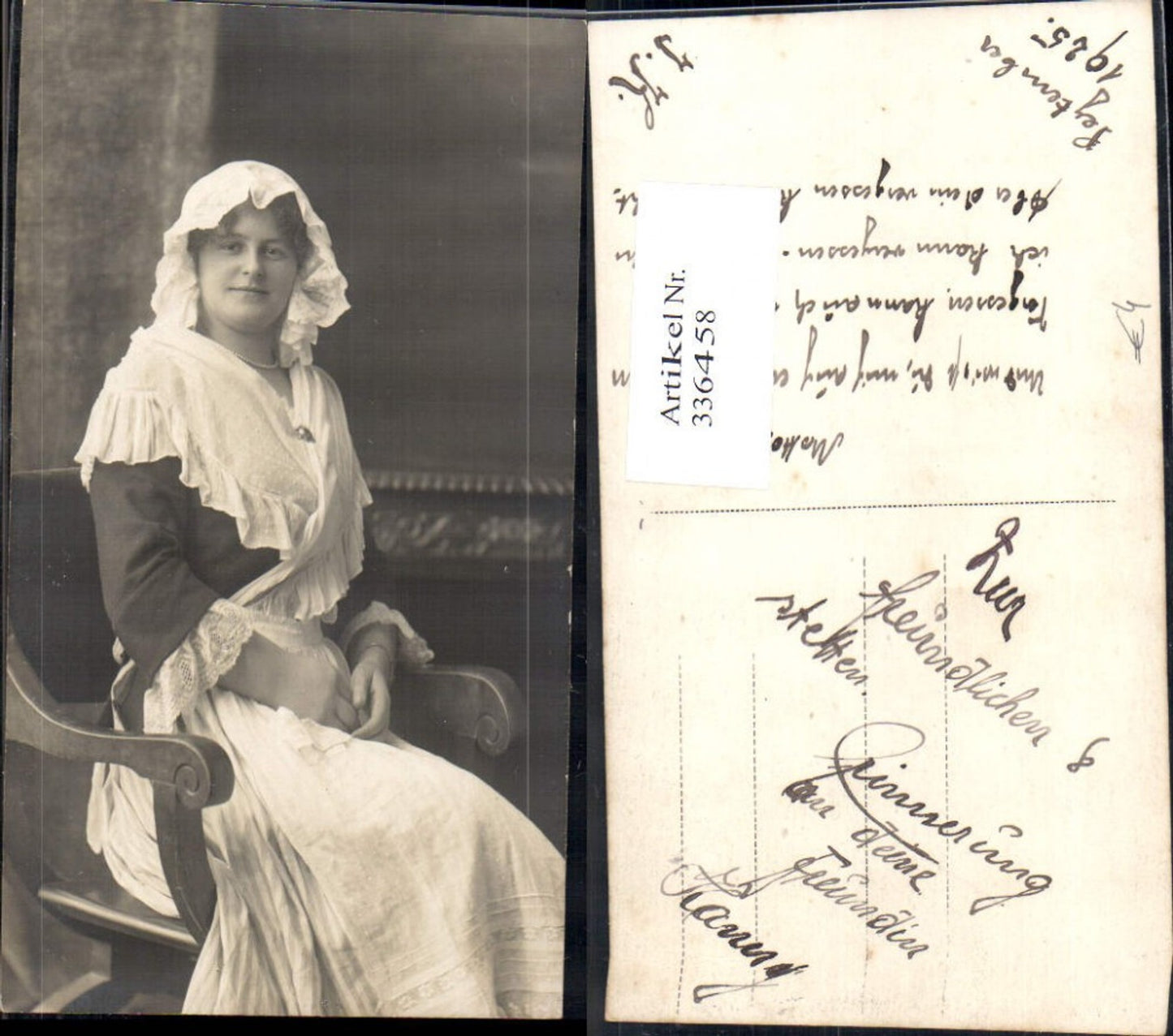 336458,Foto Ak Frau Portrait Spitzenhaube Schürze Schultertuch sitzend