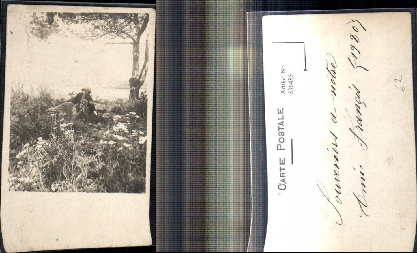 336485,Foto Ak Frauen m. Hut a. Blumenwiese Wiese liegend Baum Passepartout