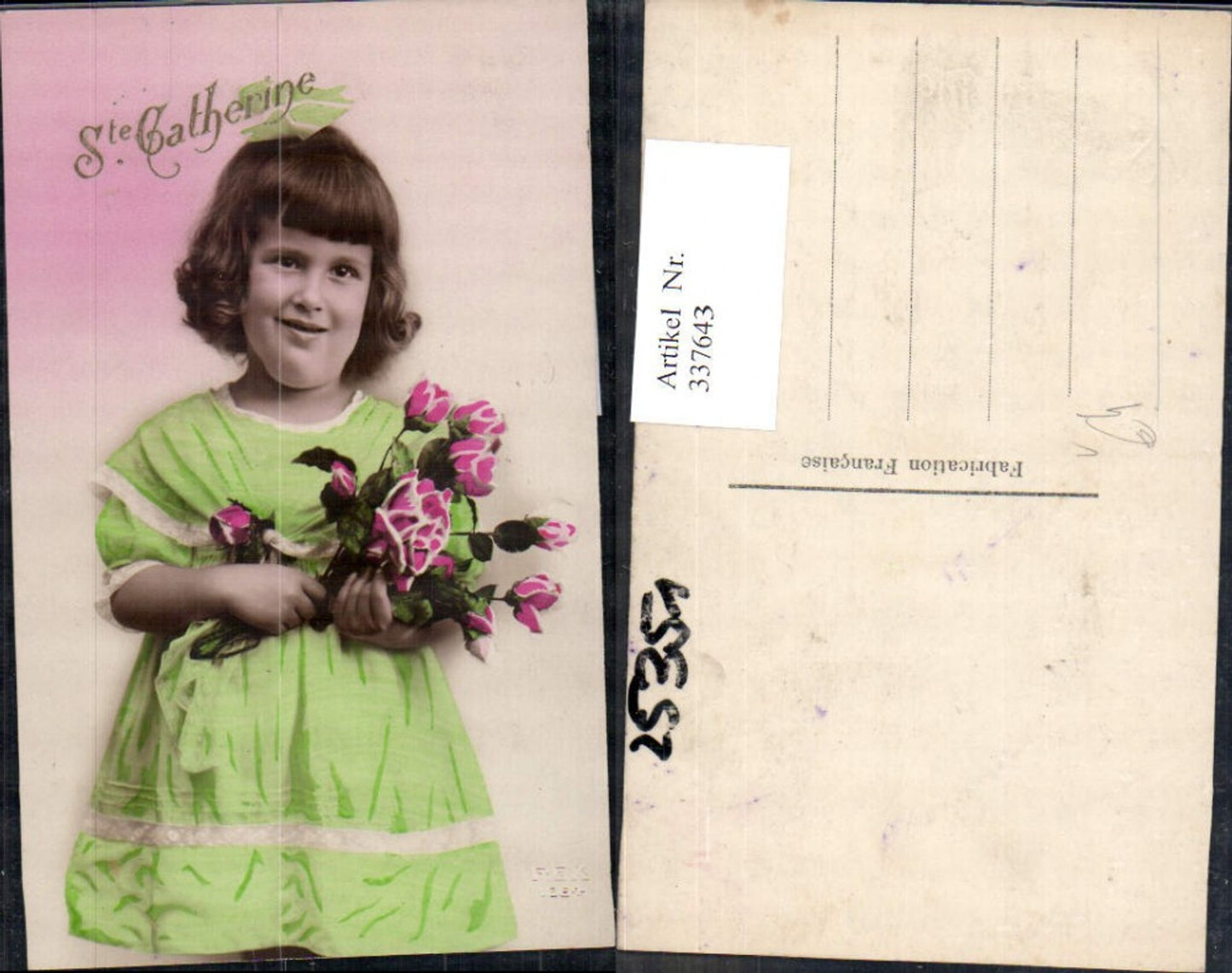 337643,Foto Ak Kind Mädchen Kleid Haarschleife Rosenstrauß Blumen St Catherine pub REX 1364