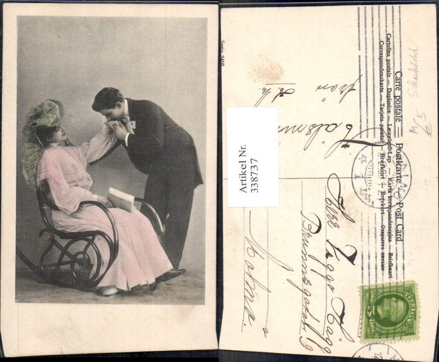 338737,Lesen Frau m. Buch i. Schaukelstuhl Mann Handkuss Hut