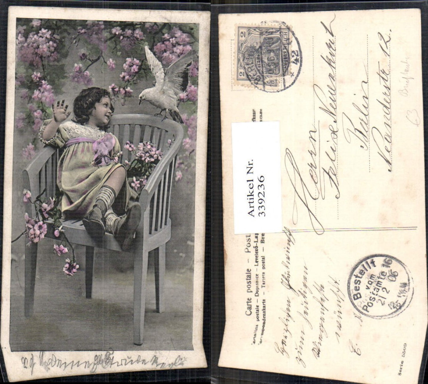 339236,Kind Mädchen a. Stuhl m. Taube Brieftaube
