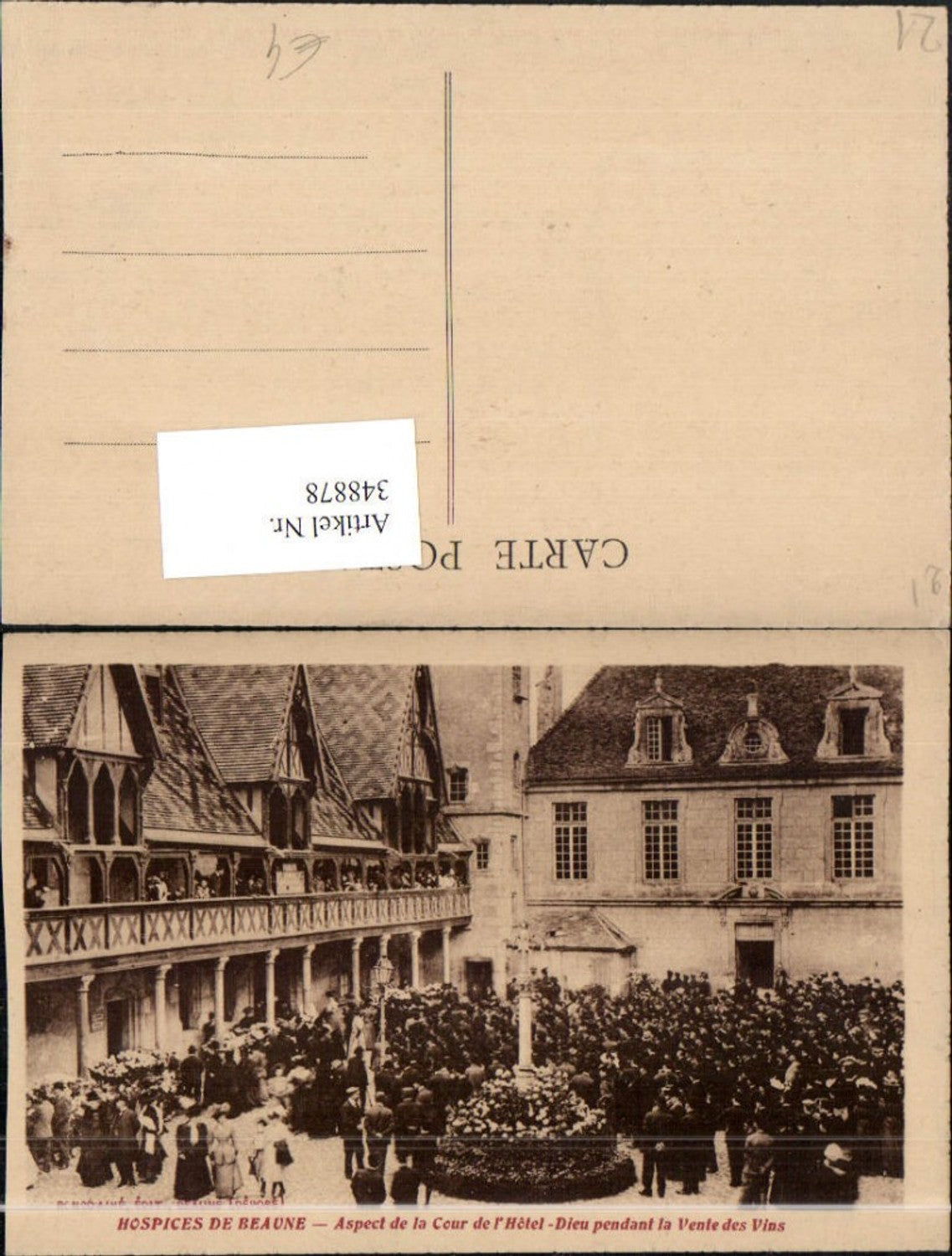348878,Burgund Cote-Or Hospices de Beaune Aspect de la cour de Hotel Dieu Menschenansammlung