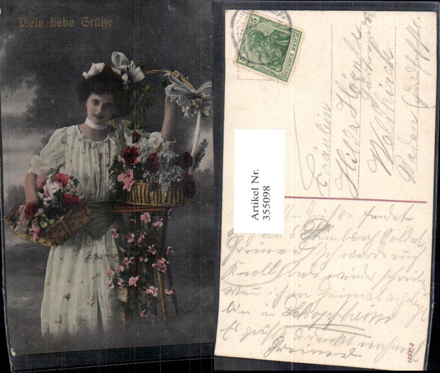 355098,Foto Ak Frau Kleid Haarschleife Korb Blumen Rosen