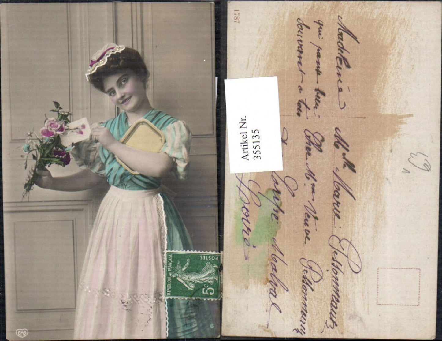 355135,Foto Ak Frau Dienstmädchen Tablett Brief Briefkuvert Blumenstrauß pub EAS 6
