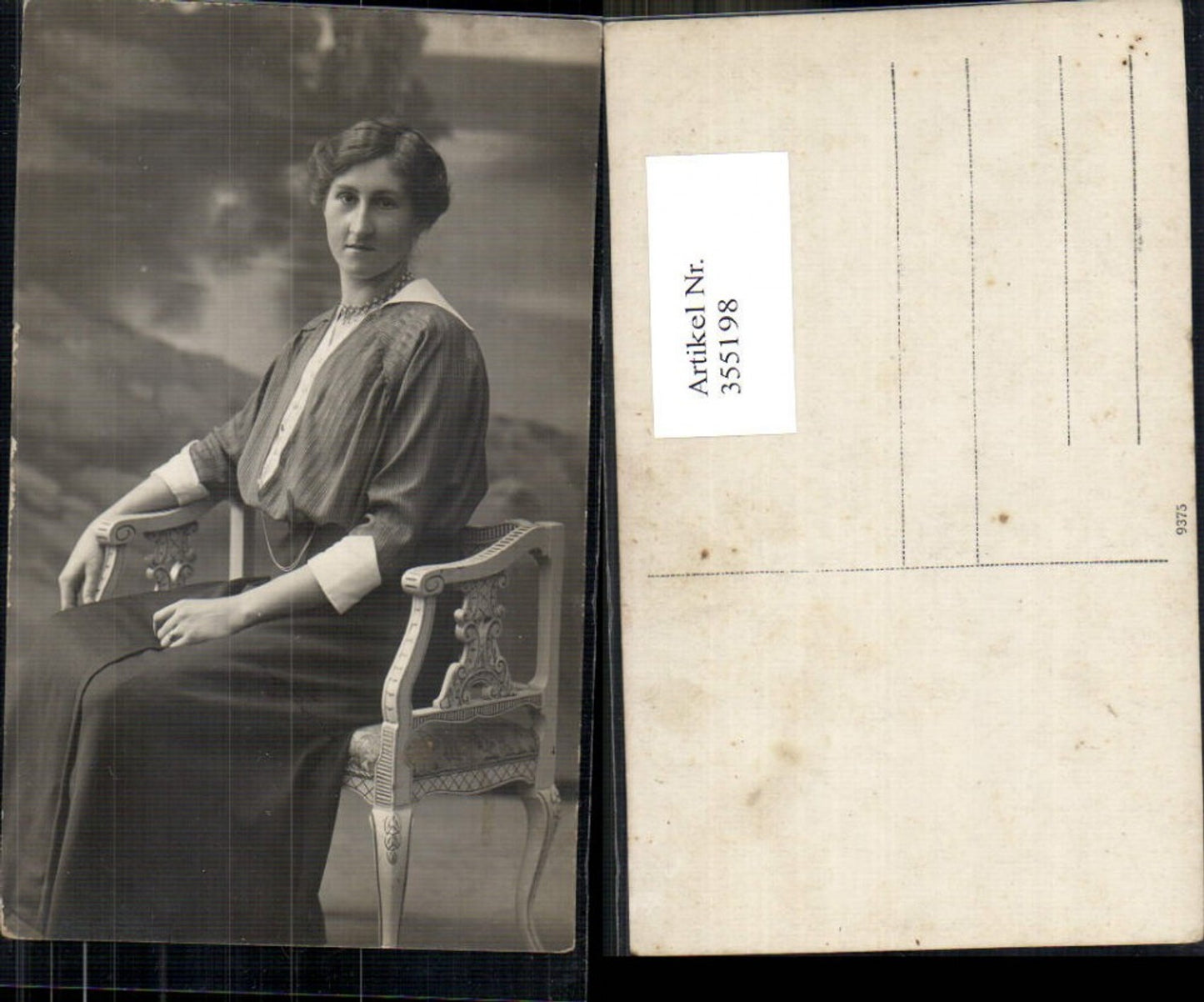 355198,Foto Ak Frau Perlenkette a. Stuhl stehend