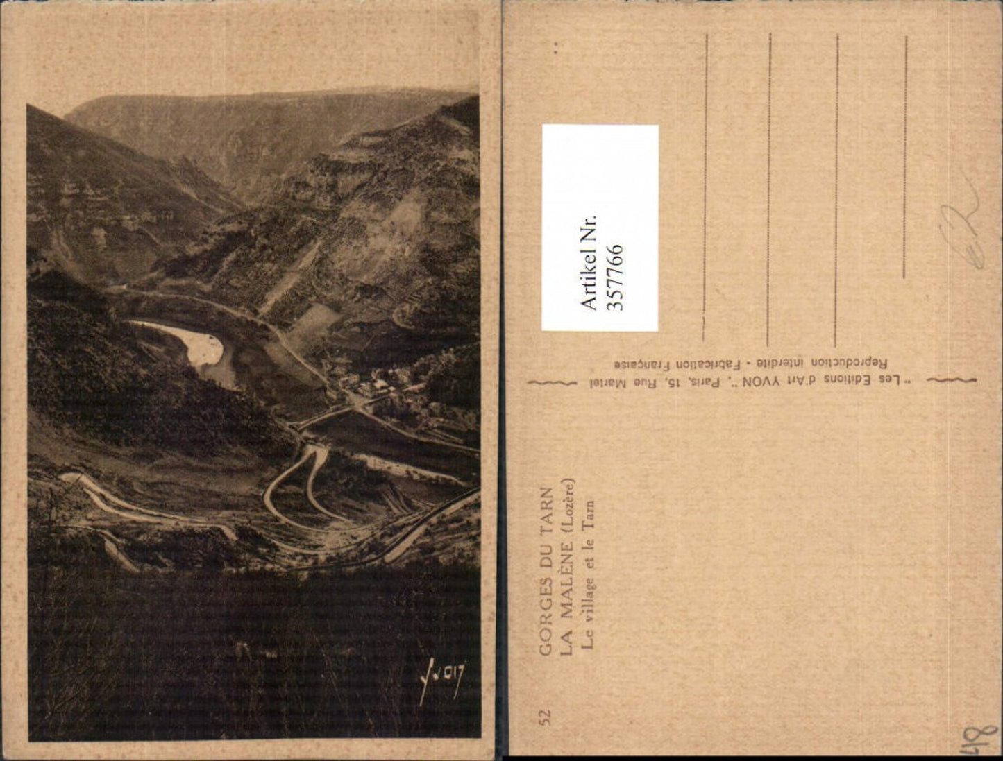 357766.Languedoc-Roussillon Lozere Gorges du Tarn La Malene Le village et le Tarn Bergkulisse