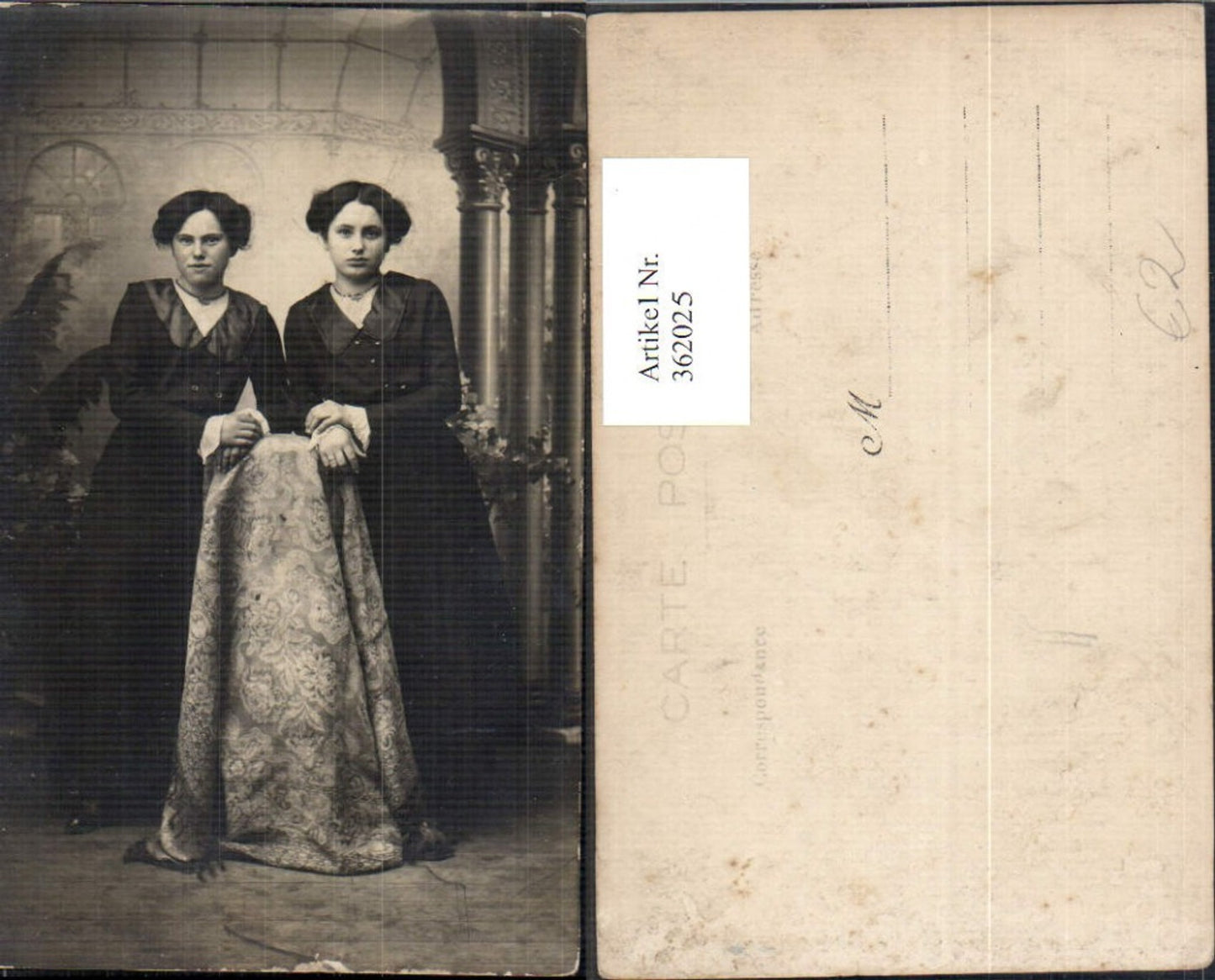 362025,Frauen Kleid a. Tisch stehend