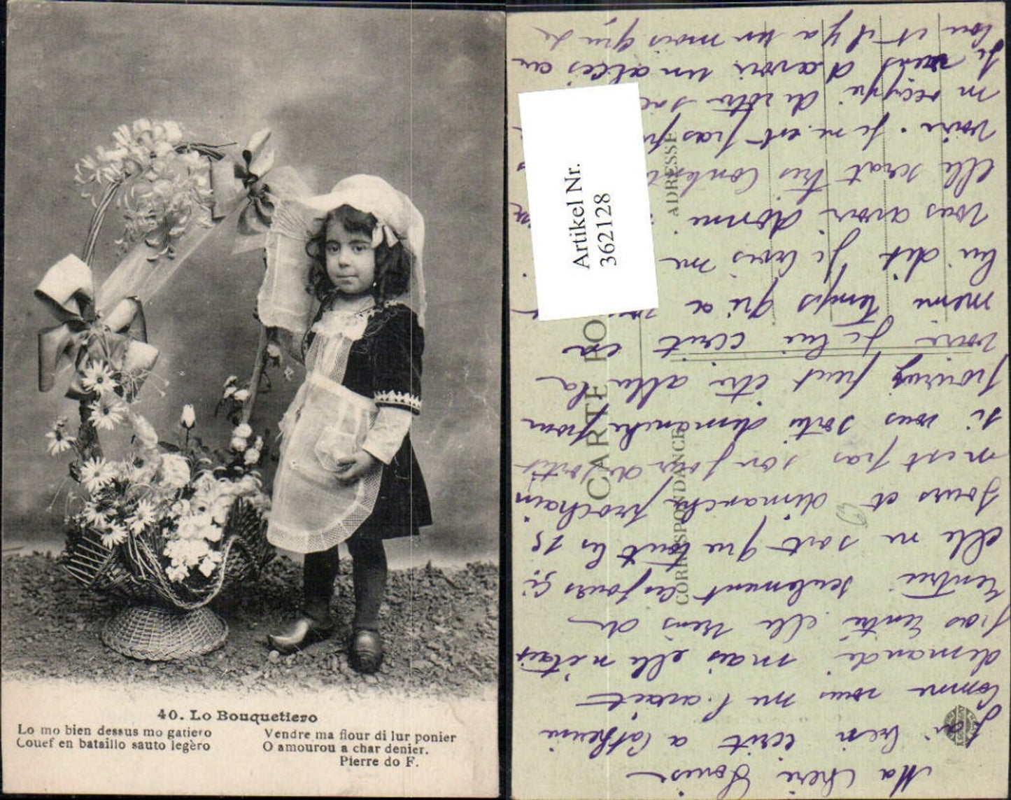 362128,Kind Mädchen i. Dienstmädchenuniform Uniform Korb Blumen Schleife Lo Bouquetiero Text