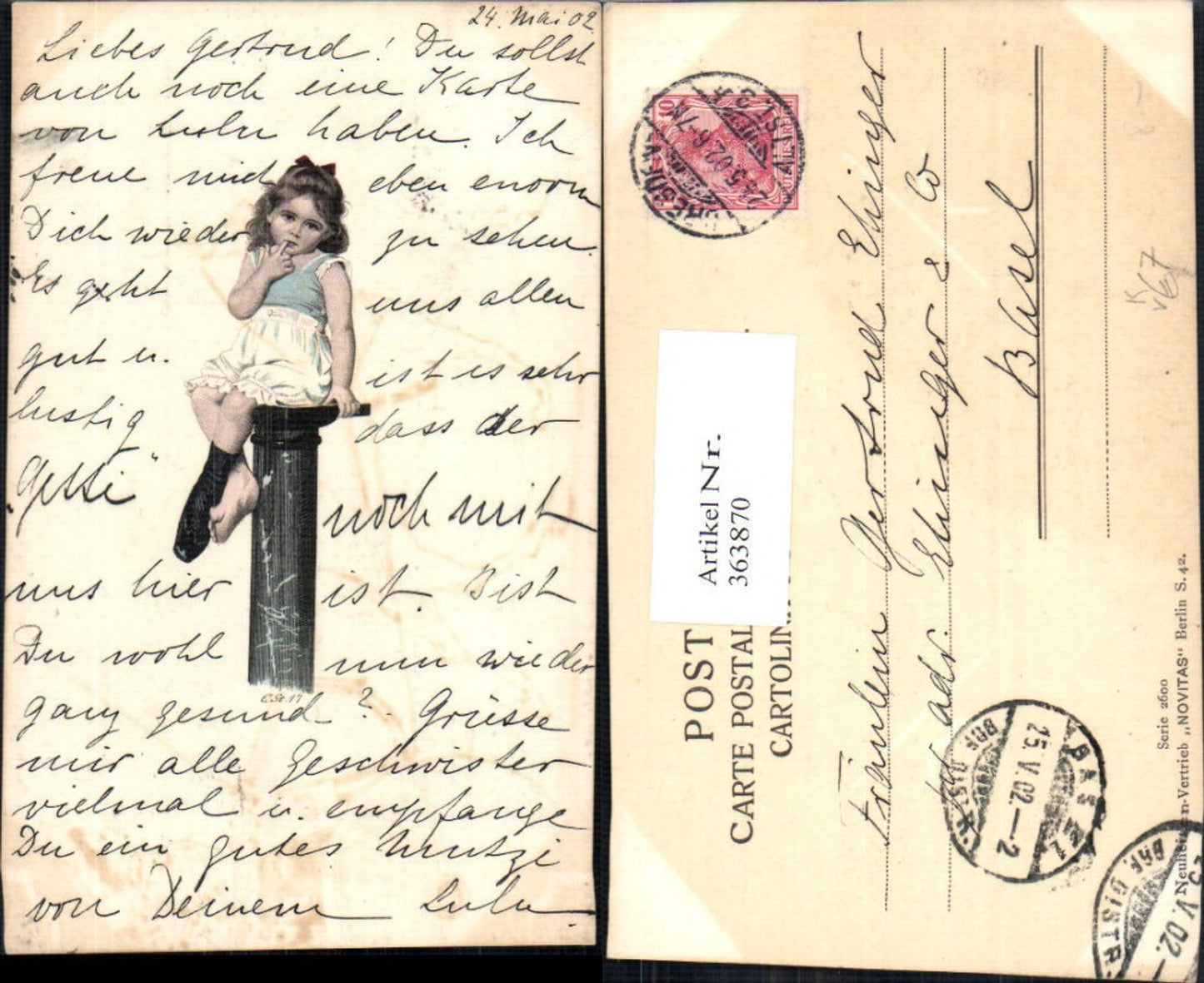 363870,Künstler Ak Kind Mädchen Haarschleife a. Sockel sitzend pub Novitas 2600