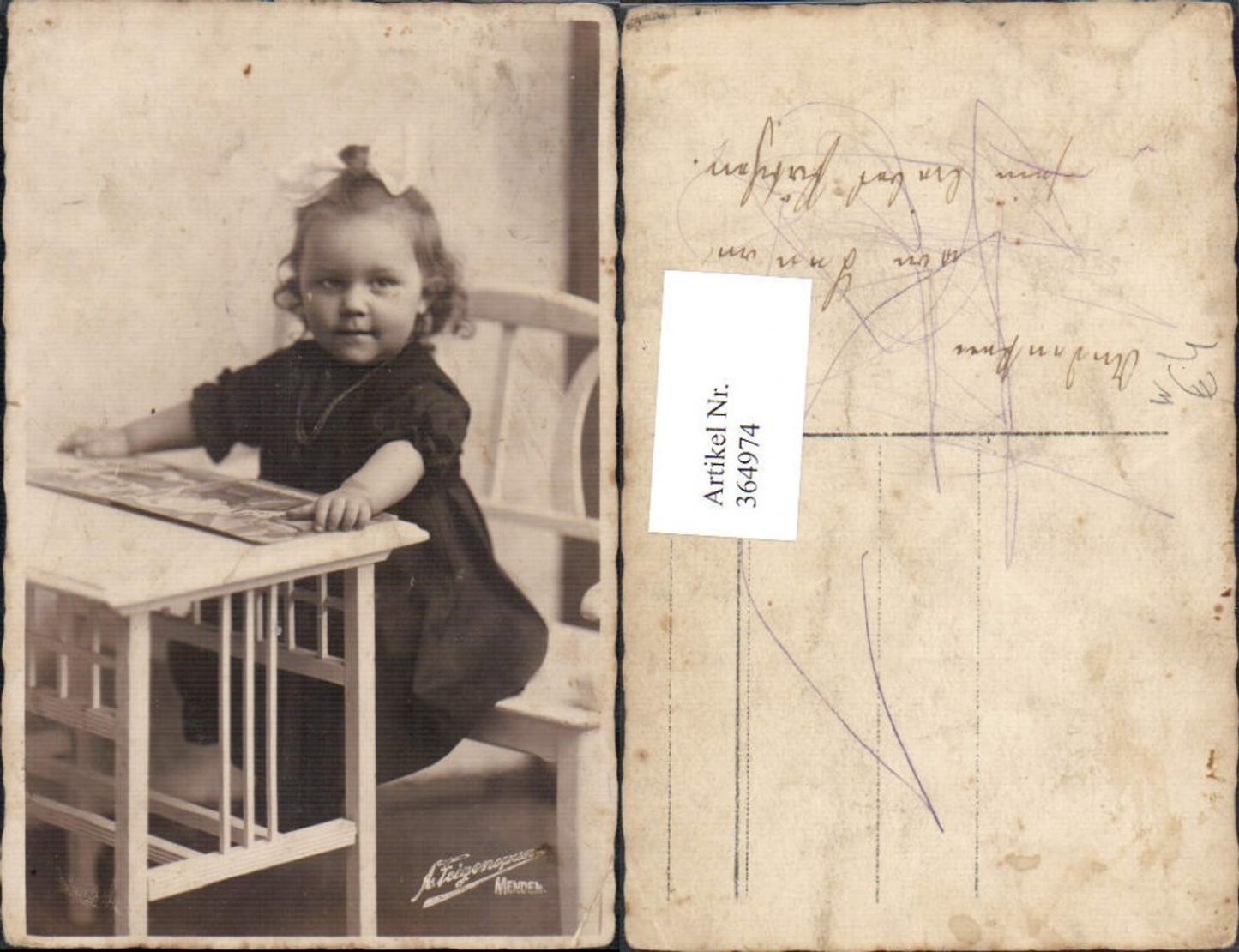 364974,Foto Ak Kind Mädchen Haarschleife Buch Bilderbuch Tisch Bank Menden