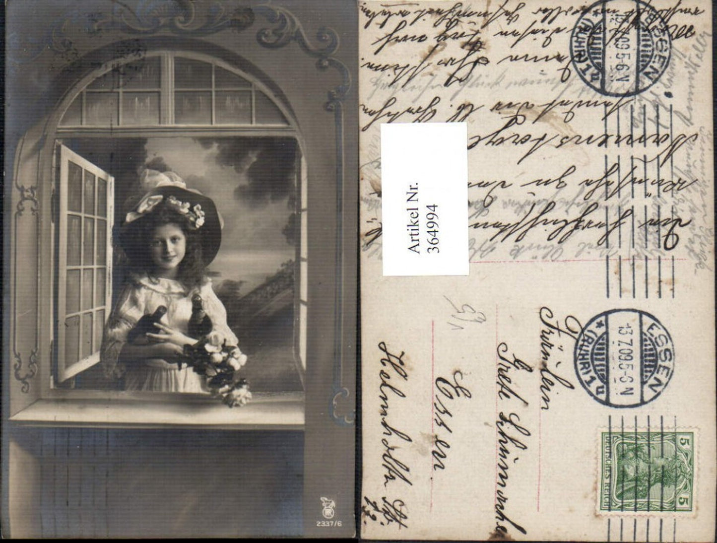 364994,Kind Mädchen Hut m. Weinflaschen Flaschen Fenster Rosen pub RPH 2337/6