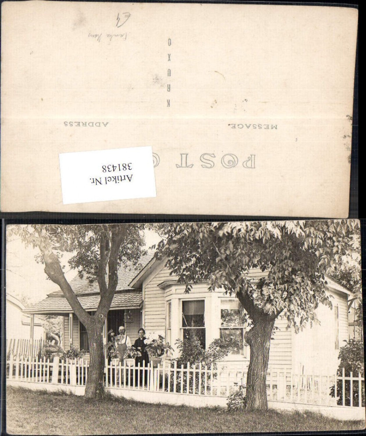 381438,Fotokunst Paar Familie v. Haus Vorgarten Bäume