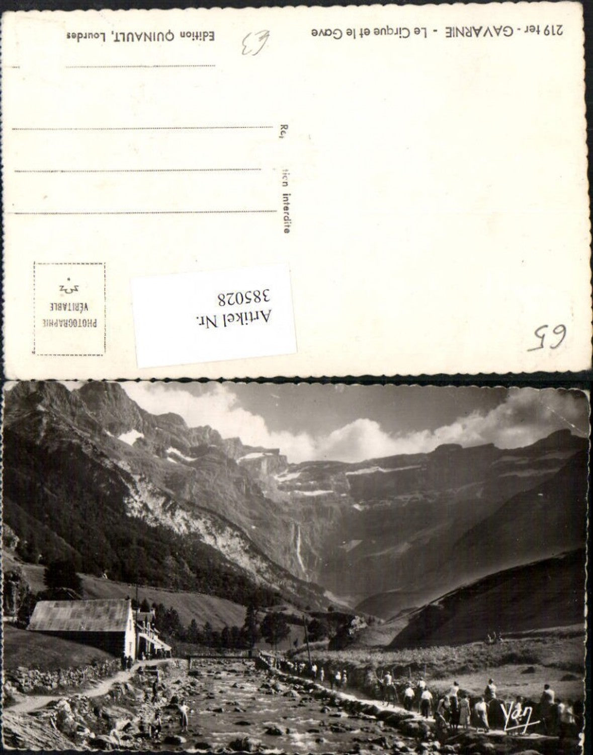 385028,Midi-Pyrenees Hautes-Pyrenees Gavarnie Le Cirque et la Gave Bergkulisse