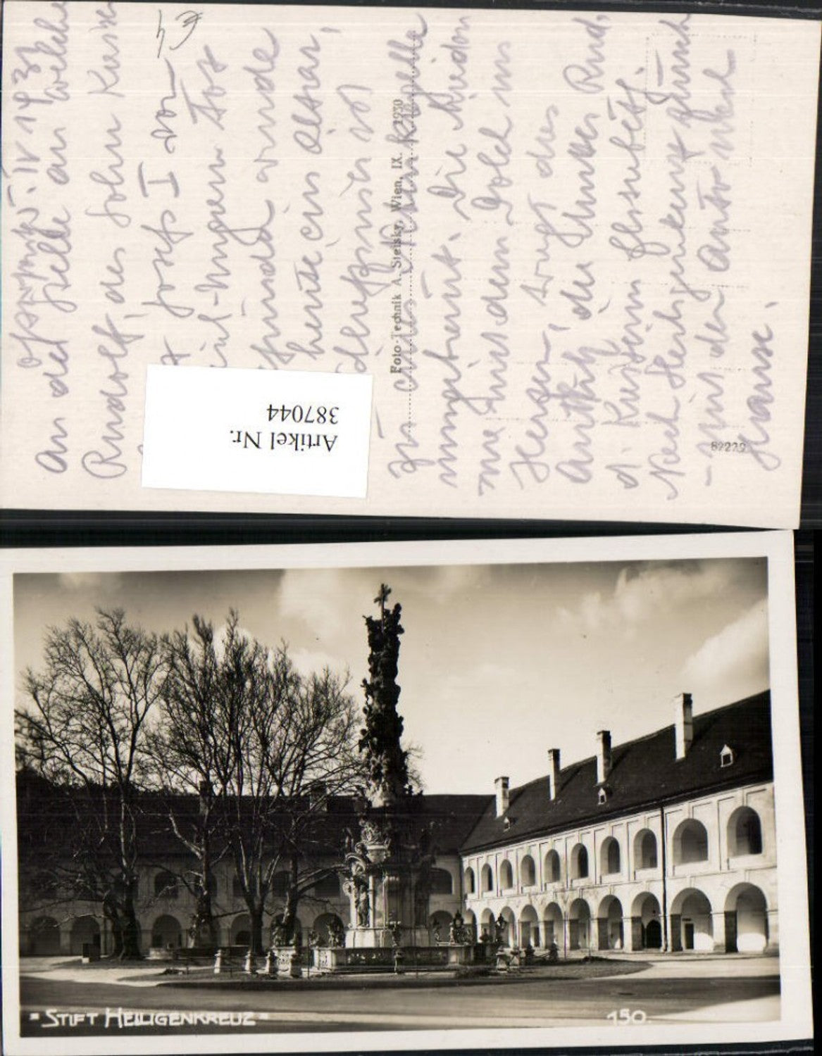 387044,Stift Heiligenkreuz Arkaden Dreifaltigkeitssäule