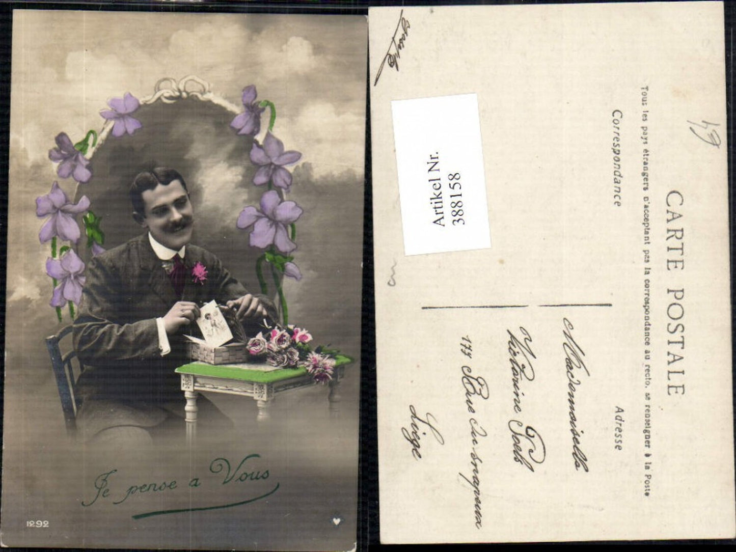 388158,Mann Anzug m. Ansichtskarte Tisch Blumen