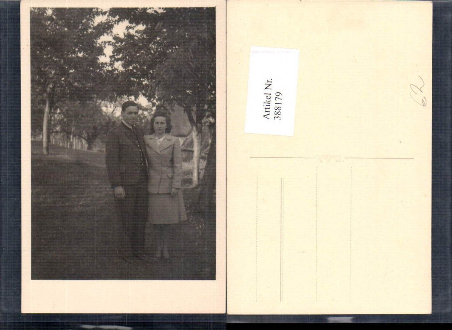 388179,Foto Ak Frau m. Mann Anzug b. Baum stehend