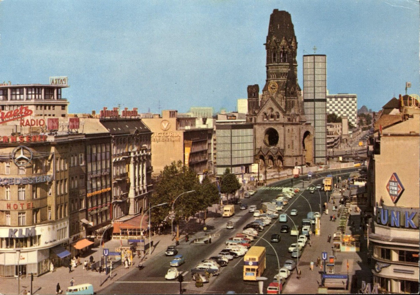 389165,Riesen Ak Berlin Kurfürstendamm u. Kaiser-Wilhelm-Gedächtniskirche