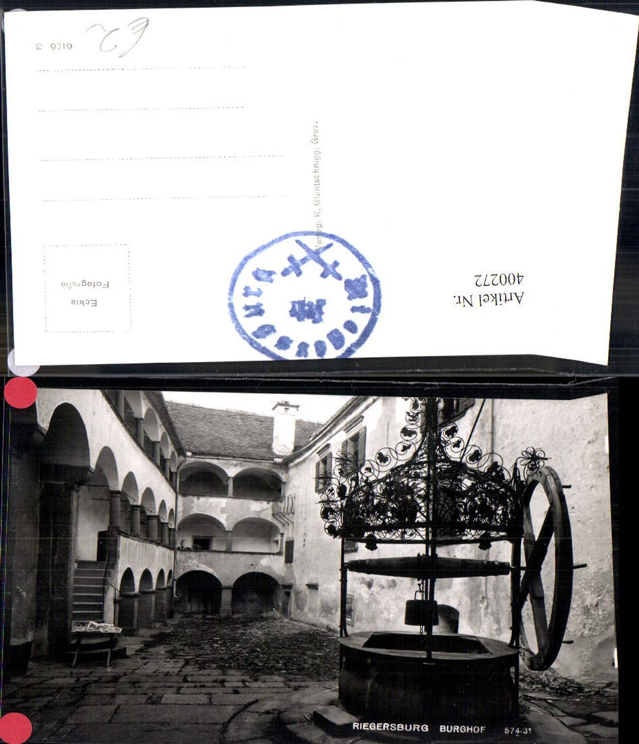 400272,Foto Ak Burg Riegersburg Burghof Brunnen