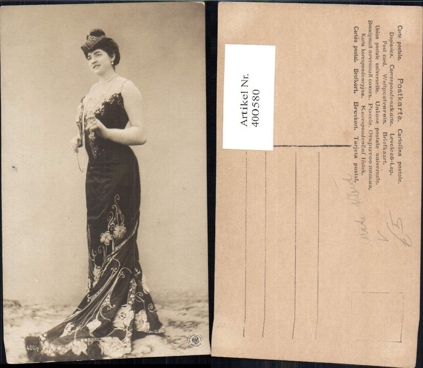 400580,Fotokunst Frau Kleid Mode Perlenkette Haarschmuck pub NPG 400/2