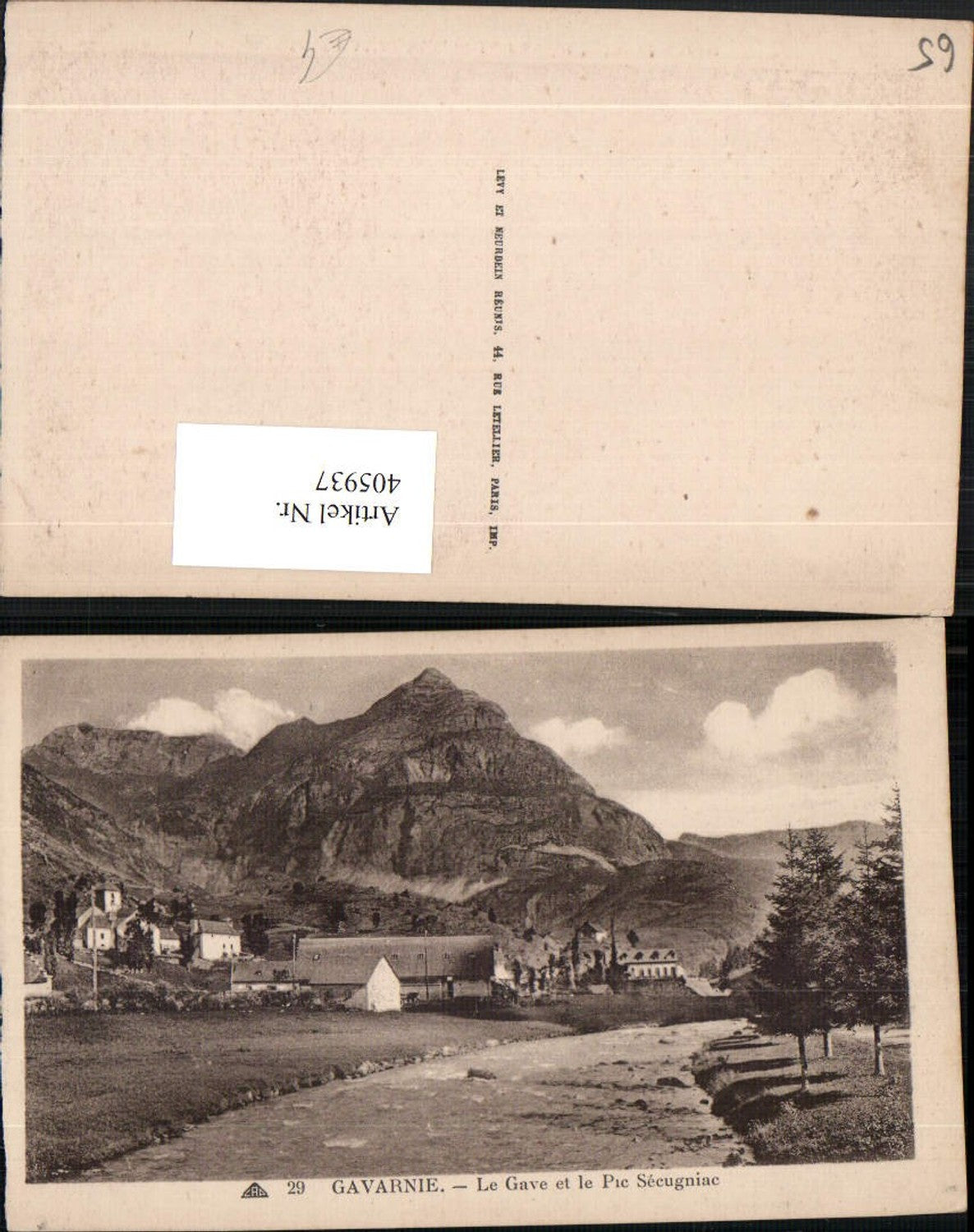 405937,Midi-Pyrenees Hautes-Pyrenees Gavarnie Le Gave et le Pic Secugniac Bergkulisse