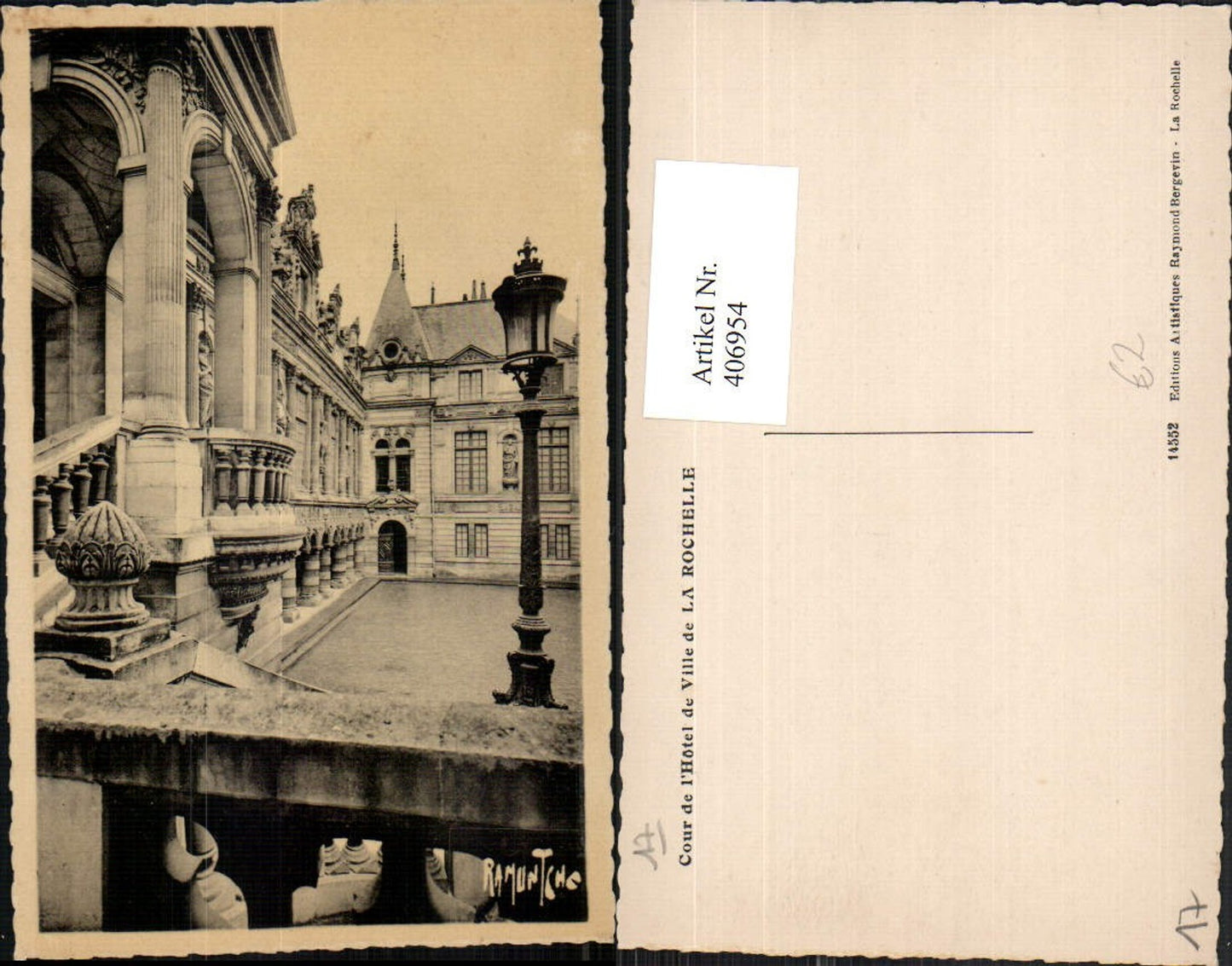 406954,Poitou-Charentes Charente-Maritime La Rochelle Cour de l'Hotel de Ville Rathaus Hof