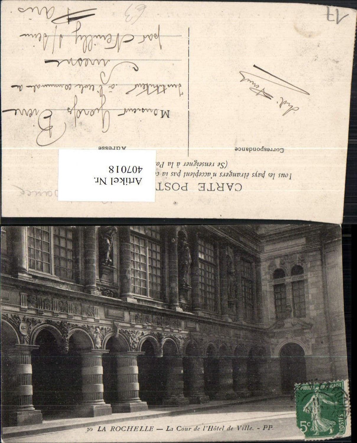 407018,Poitou-Charentes Charente-Maritime La Rochelle La cour de l'Hotel de Ville Rathaus