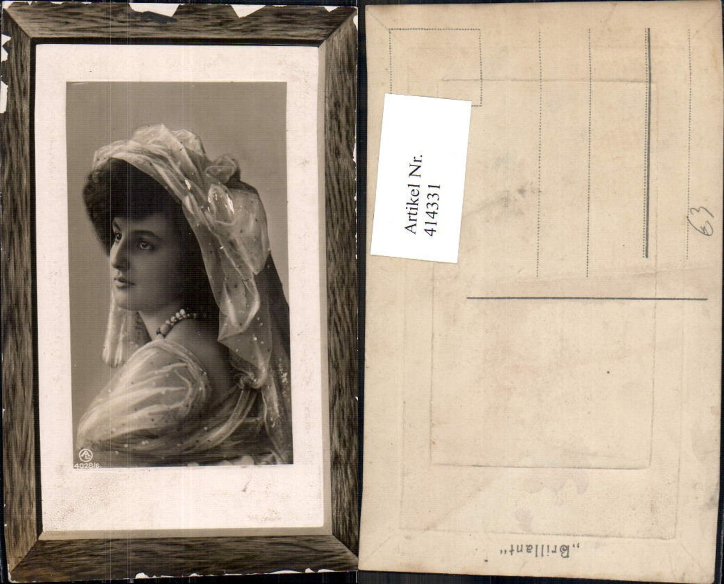 414331,Frau Portrait Kopftuch Perlenkette Präge Passepartout