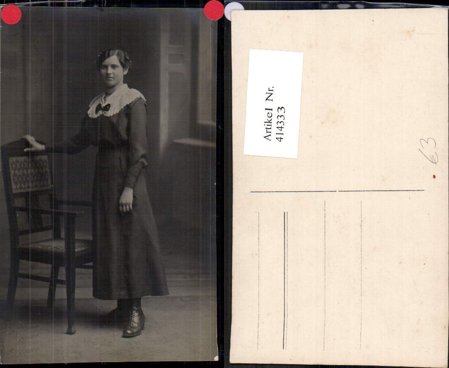 414333,Foto Ak Frau Kleid b. Stuhl stehend