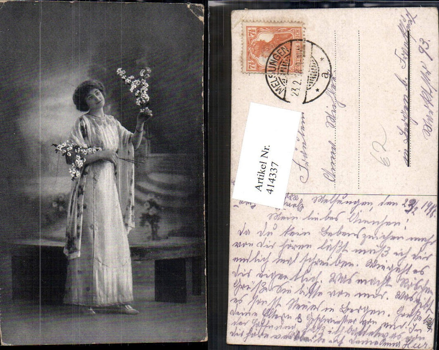 414337,Frau Kleid Blumen Blütenzweig