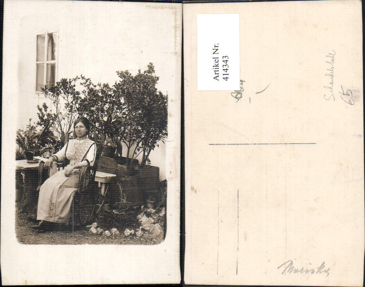 414343,Foto Ak Frau i. Schaukelstuhl v. Haus